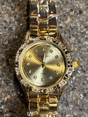 Women’s watch gold tone